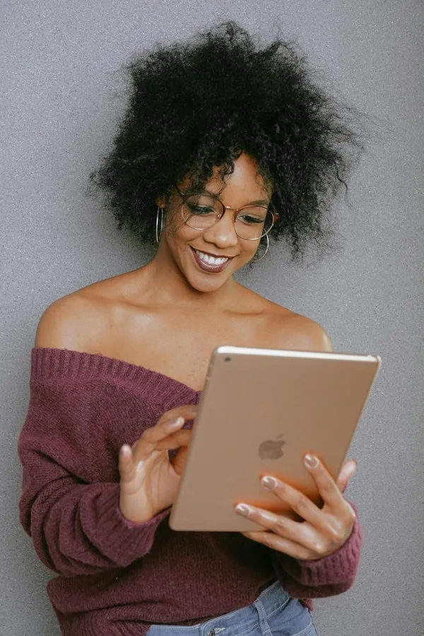 Apple iPad (7th Generation, 10.2-inch, 2019), 32GB, Wi-Fi + Cellular, Gold (Renewed Premium)